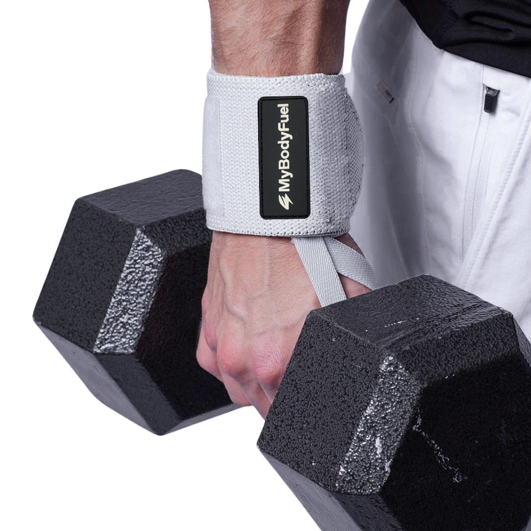 Man gebruikt MyBodyFuel wrist wraps tijdens krachttraining met dumbel – witte polsbanden voor extra grip en polssteun