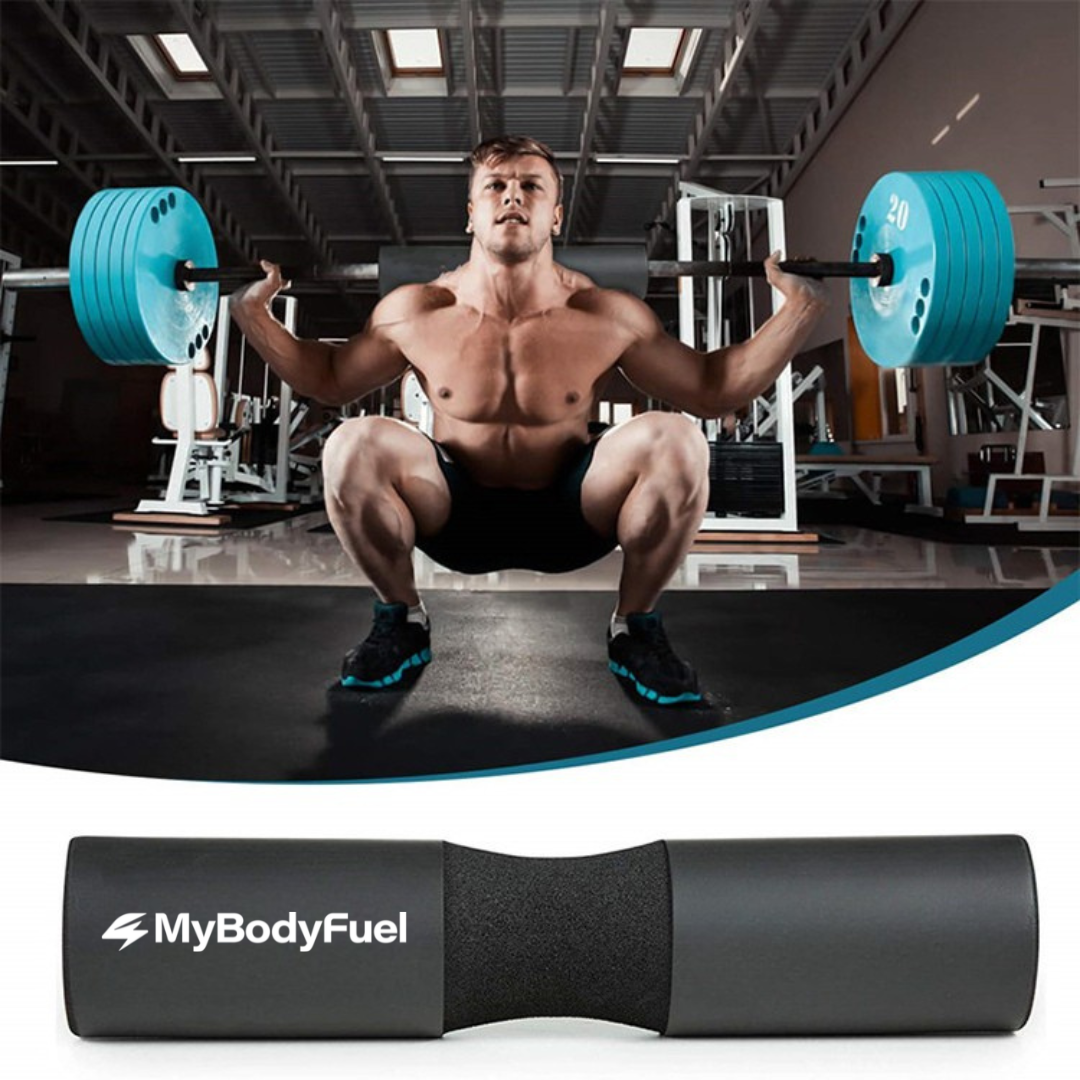 Man doet squat met barbell pad – MyBodyFuel squat kussen voor comfort en bescherming