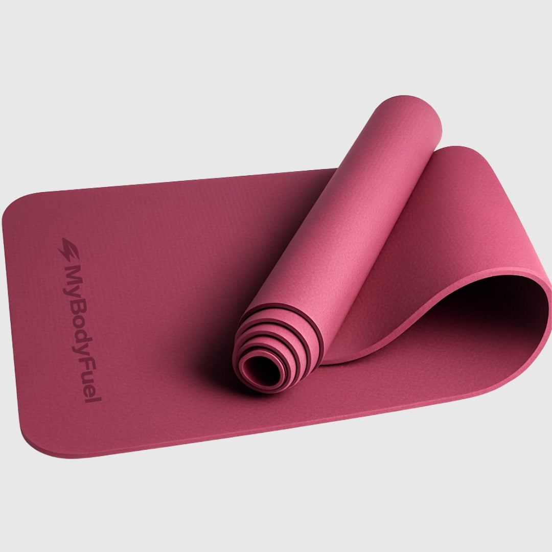Donkerroze yogamat MyBodyFuel – opgerold, 6 mm dik, antislip