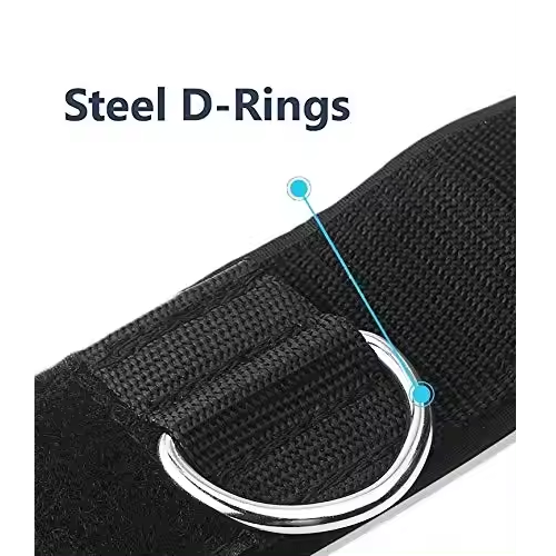 Close‑up stalen D‑ring op rode MyBodyFuel enkelband – bevestiging voor kabelapparatuur