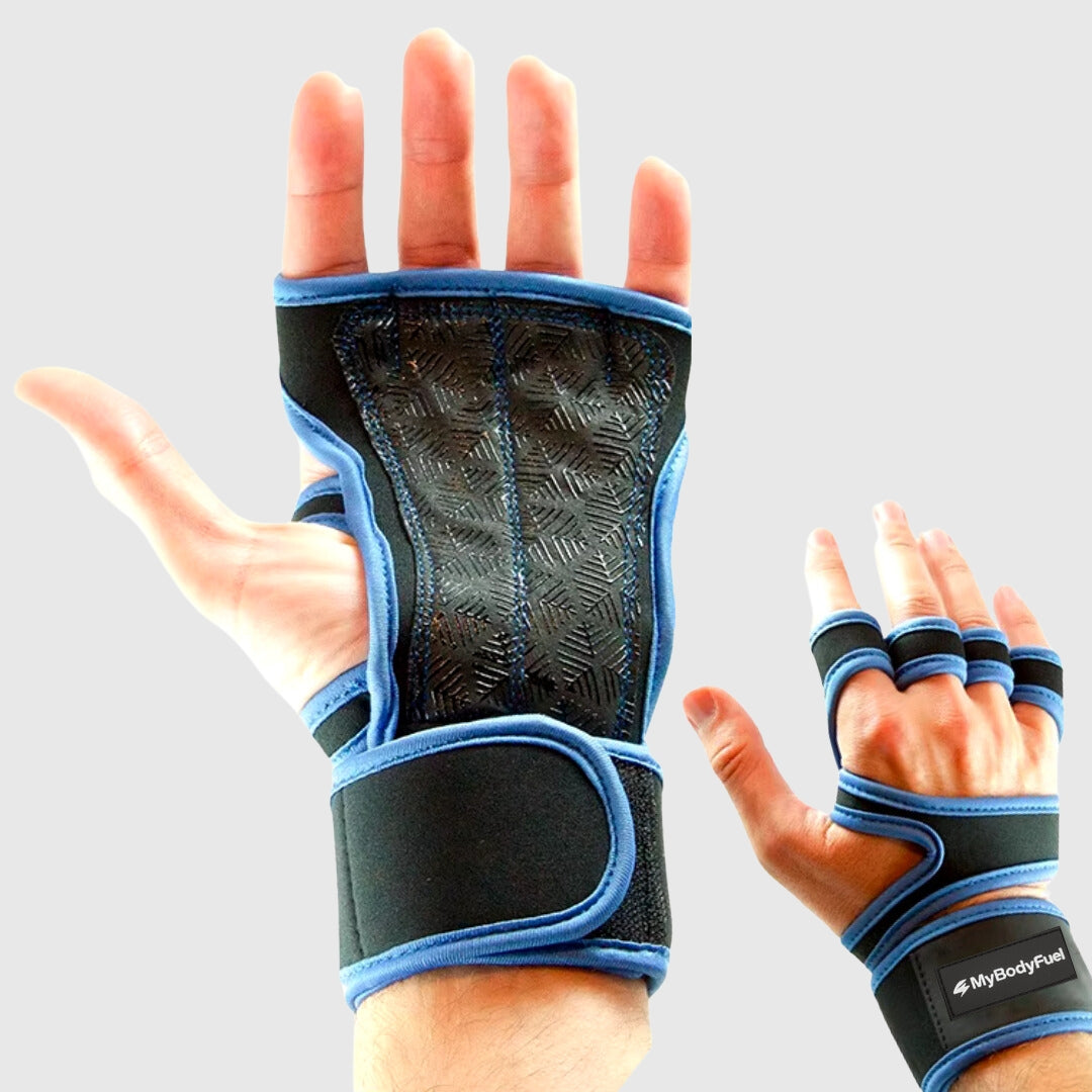 Blauwe fitness grip handschoenen met antislip handpalm en verstelbare polsband, gedragen tijdens krachttraining.