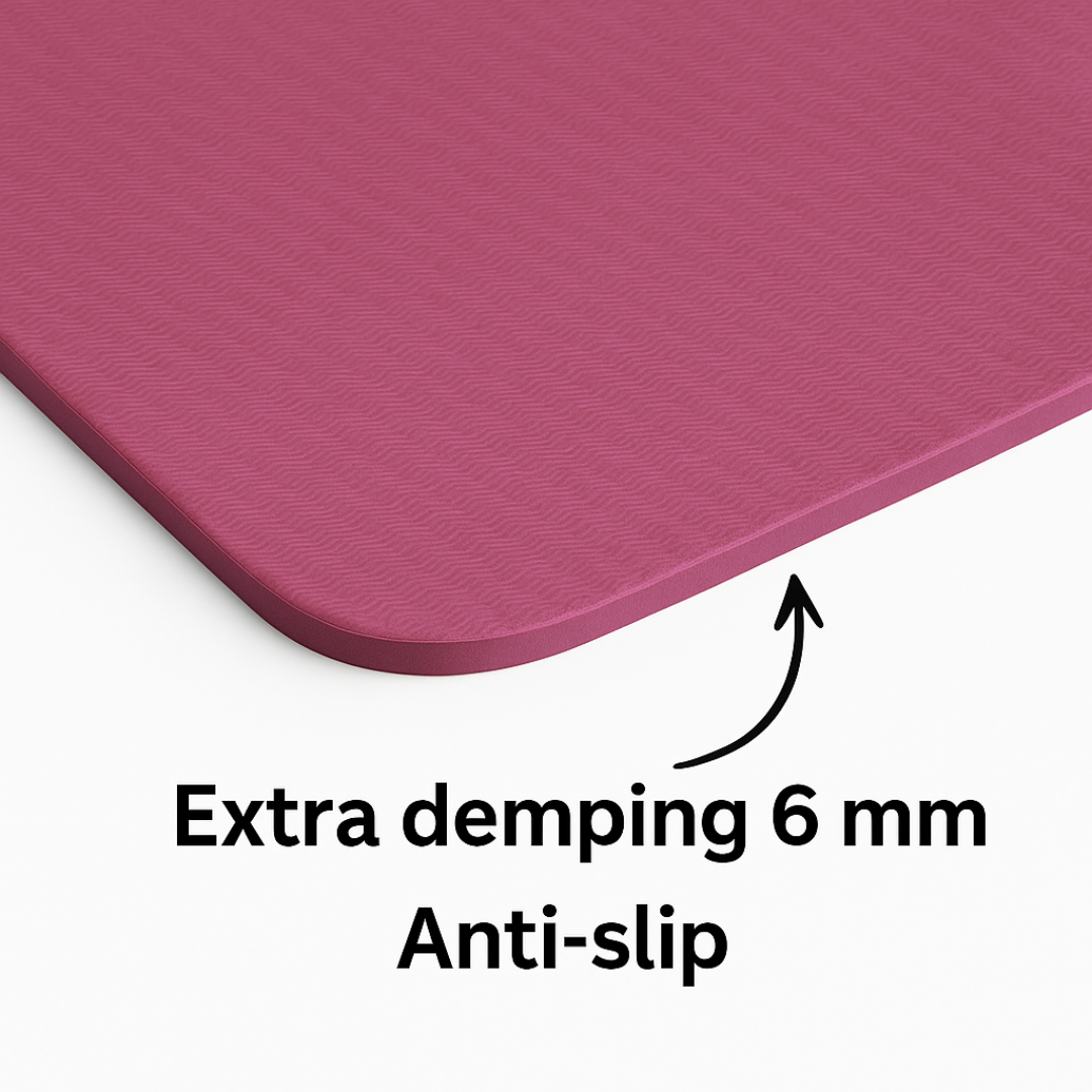 Close‑up donkerroze MyBodyFuel‑yogamat met antislipstructuur, 6 mm demping