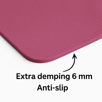 Close‑up donkerroze MyBodyFuel‑yogamat met antislipstructuur, 6 mm demping