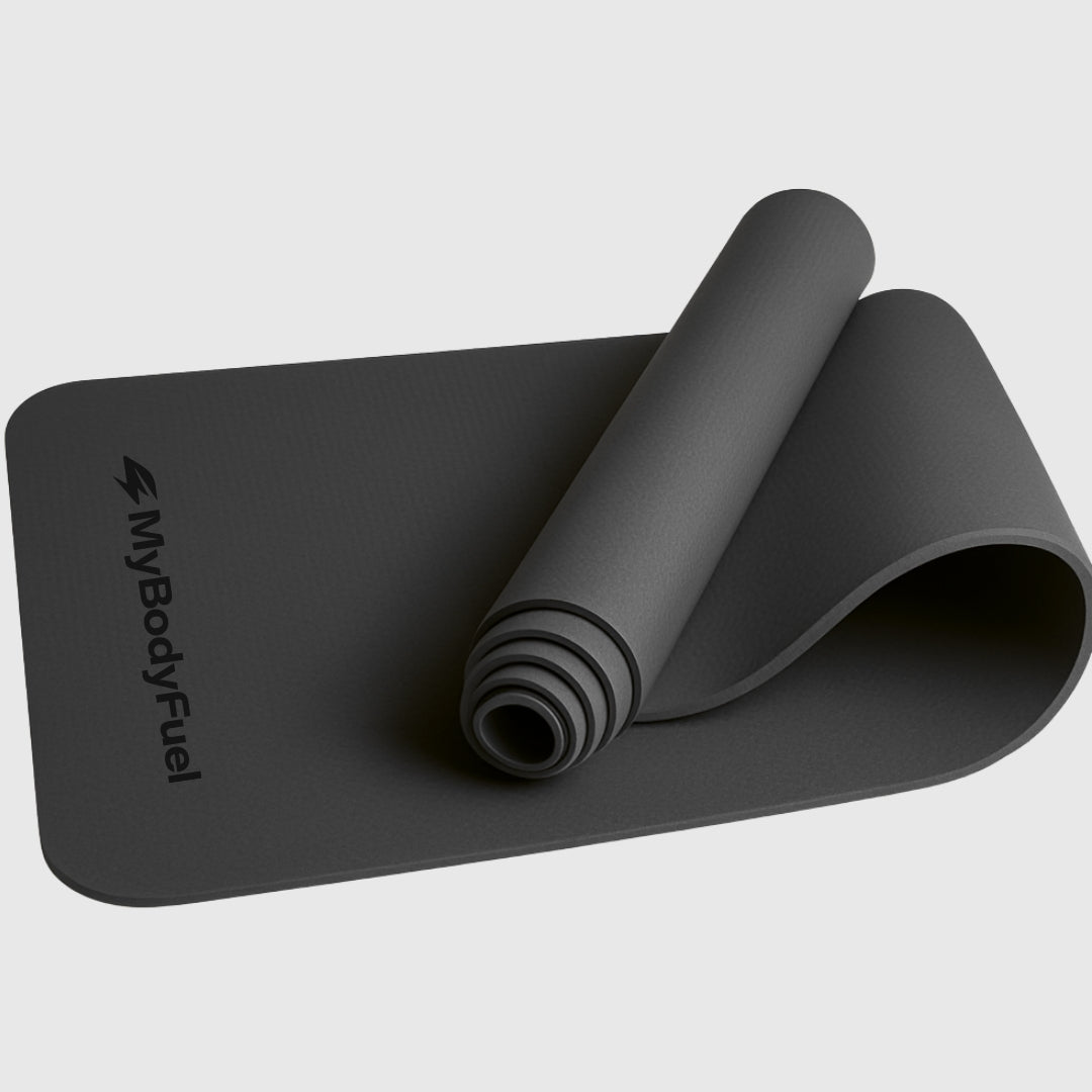 Zwarte yogamat MyBodyFuel – opgerold, 6 mm dik, antislip