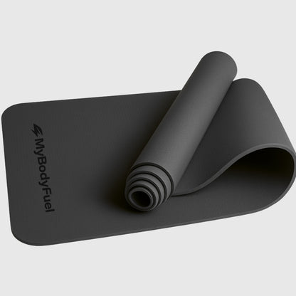 Zwarte yogamat MyBodyFuel – opgerold, 6 mm dik, antislip