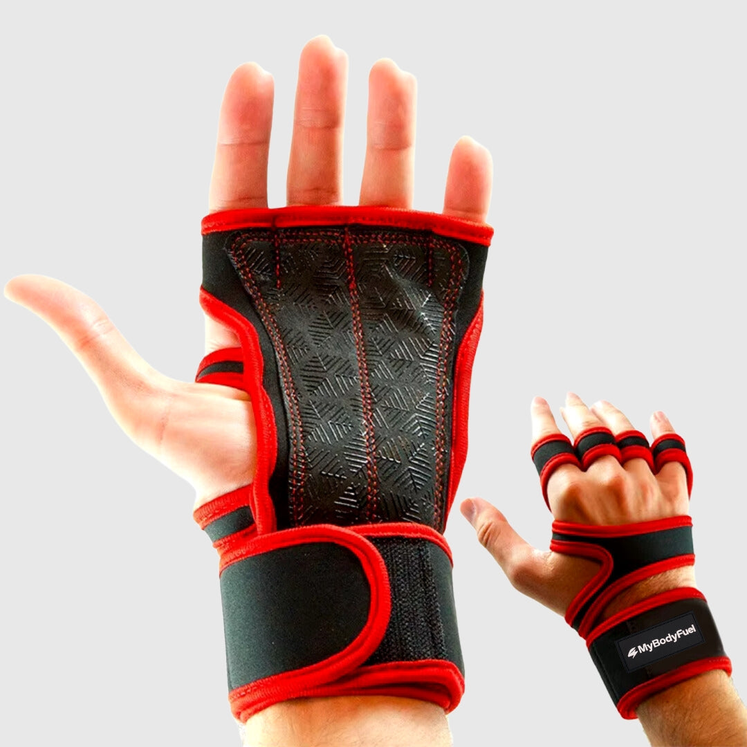 Rode fitness grip handschoenen met antislip handpalm en verstelbare polsband, gedragen tijdens krachttraining.