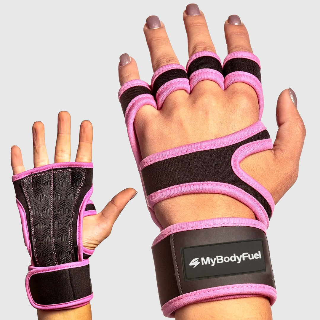 roze fitness grip handschoenen met antislip handpalm en verstelbare polsband, gedragen tijdens krachttraining.