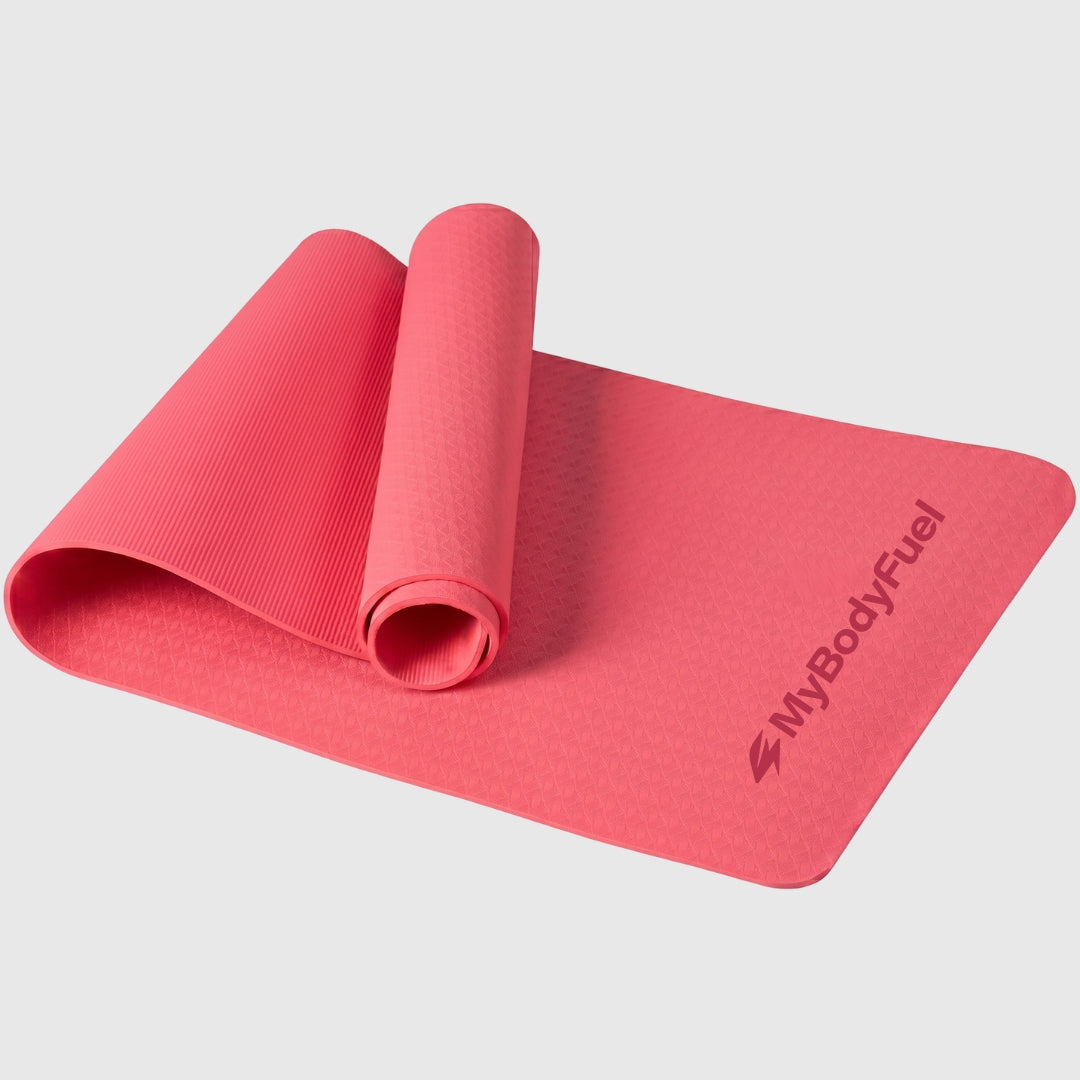 Donker roze yogamat MyBodyFuel – opgerold, 6 mm dik, antislip