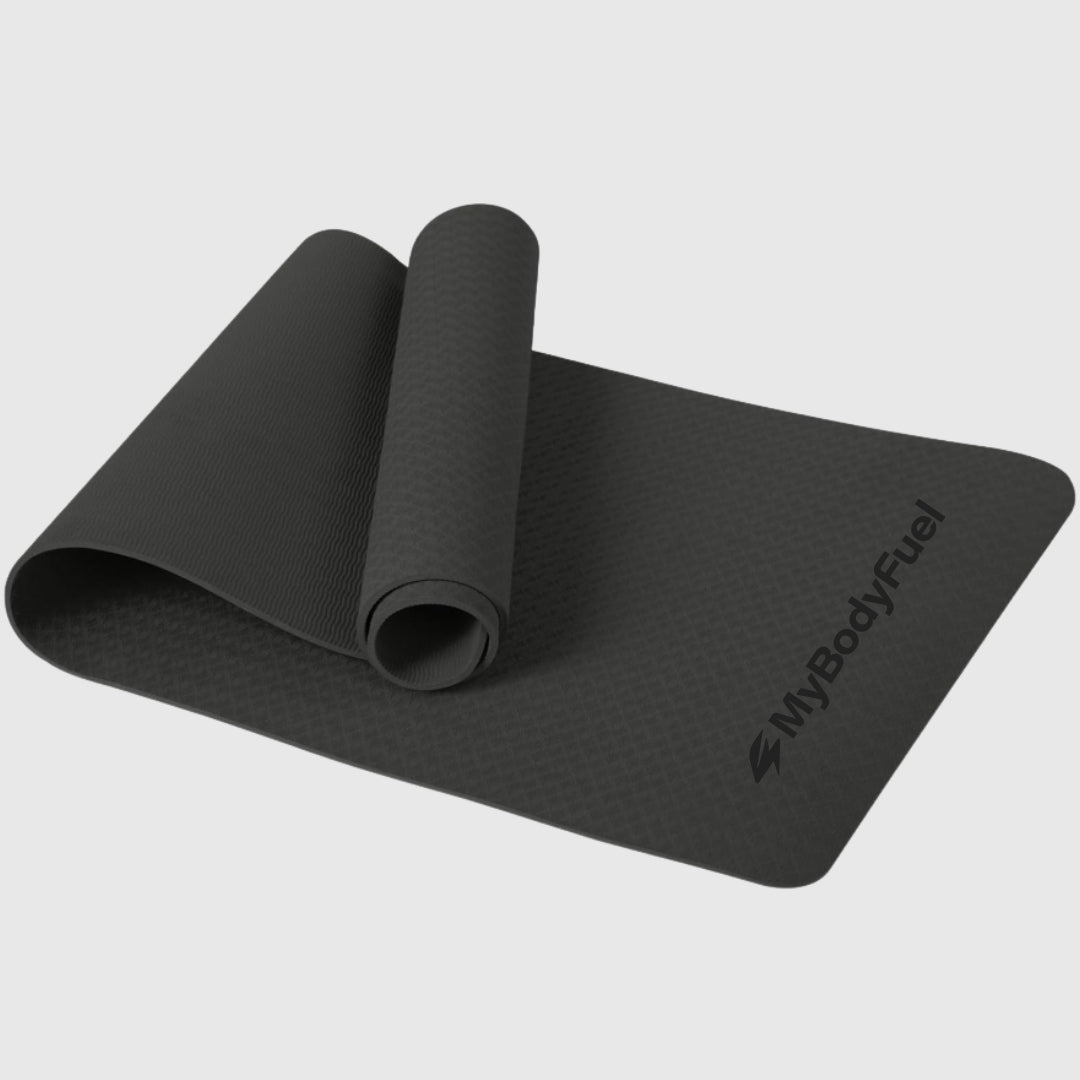 Zwarte yogamat MyBodyFuel – opgerold, 6 mm dik, antislip